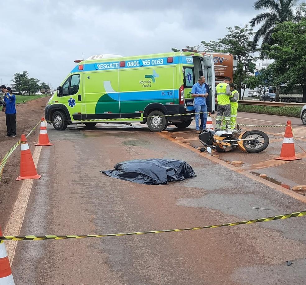 Motociclista morre após tentar ultrapassagem, cair na pista e ser atropelada por carreta em Sinop