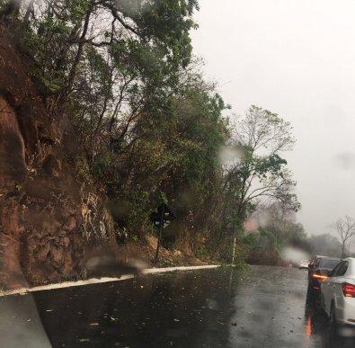 Paredão de Chapada dos Guimarães tem deslizamento de terra e trânsito na MT-251 é monitorado por agentes