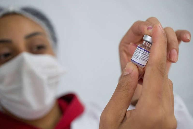 Ômicron: quarta dose da vacina pode ser necessária para conter variante, diz CEO da Pfizer