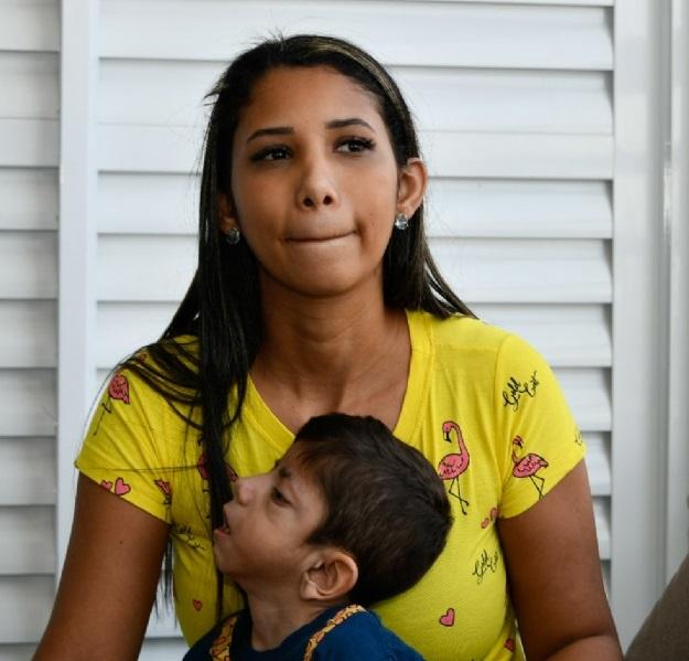 “Quem não tem condição vê a sua família perecer”, diz mãe sobre decisão da AL que manteve veto à maconha medicinal no SUS