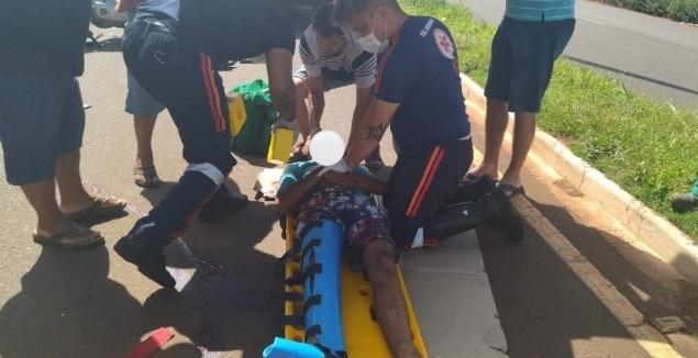 Adolescente se envolve em acidente com uma motocicleta, foge da PM e colide novamente em carreta