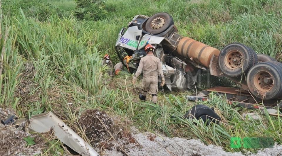 Caminhoneiro morre após carreta tombar em ribanceira e cabine ser amassada