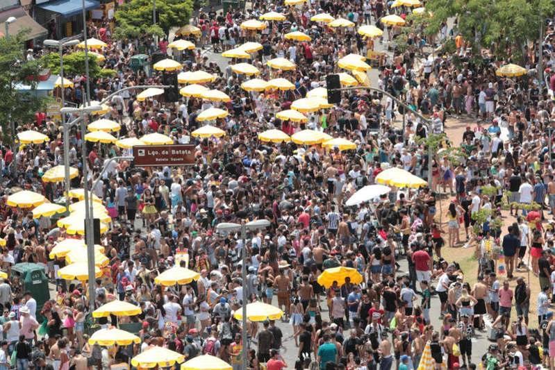 Carnaval e Ômicron: médicos dizem que manter sambódromo e festas privadas traz riscos