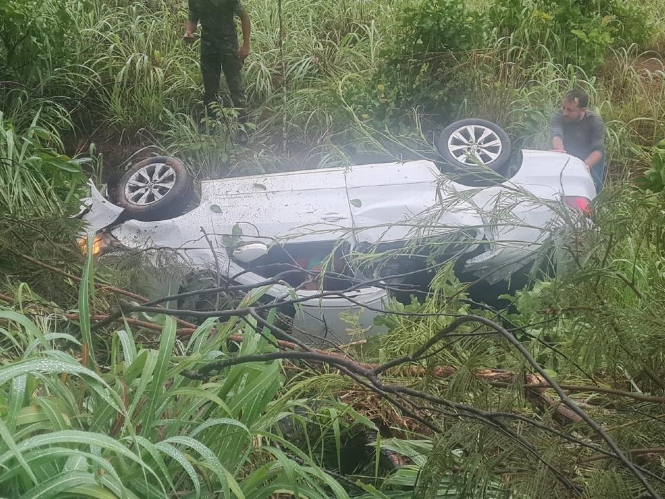 Carro capota em rodovia que liga Cuiabá a Poconé e deixa duas pessoas mortas
