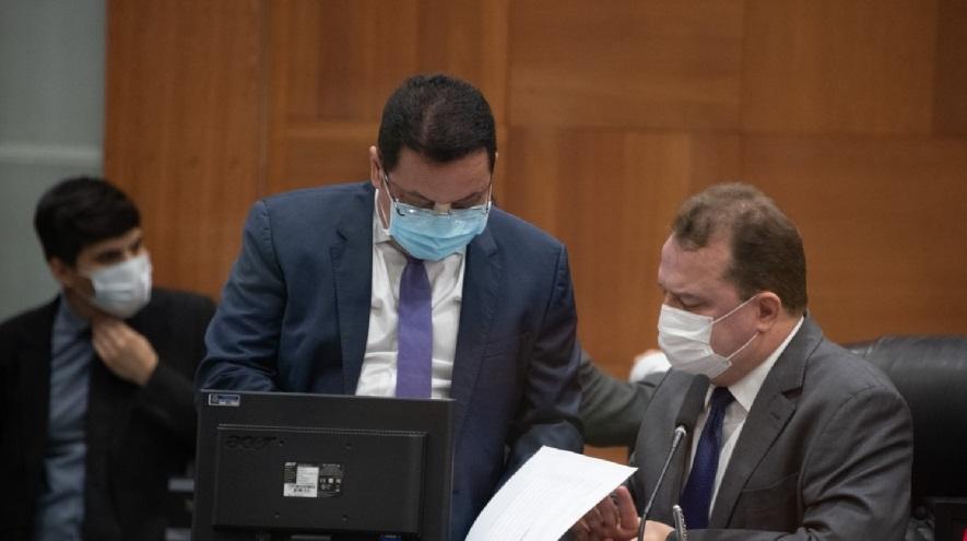 Deputados aprovam continuação de VI para profissionais da saúde e congelamento do IPVA