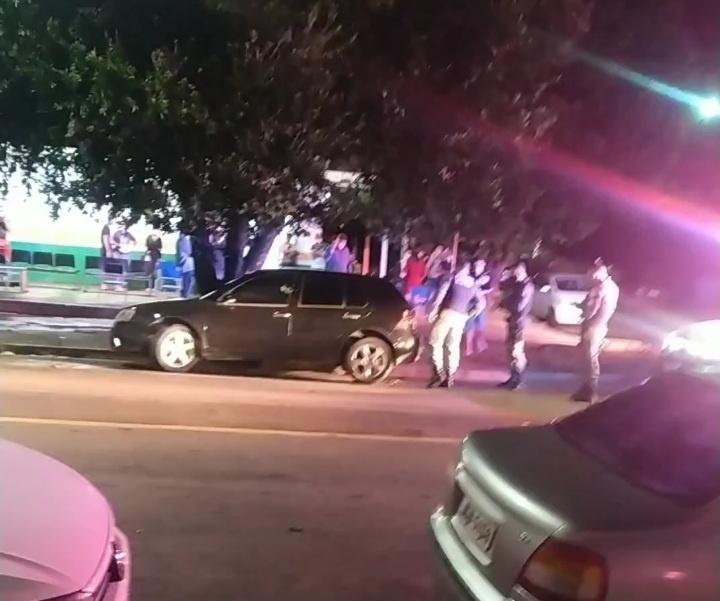 Homem é baleado na cabeça e ombro por criminosos em motocicleta na frente de posto de atendimento a Covid-19