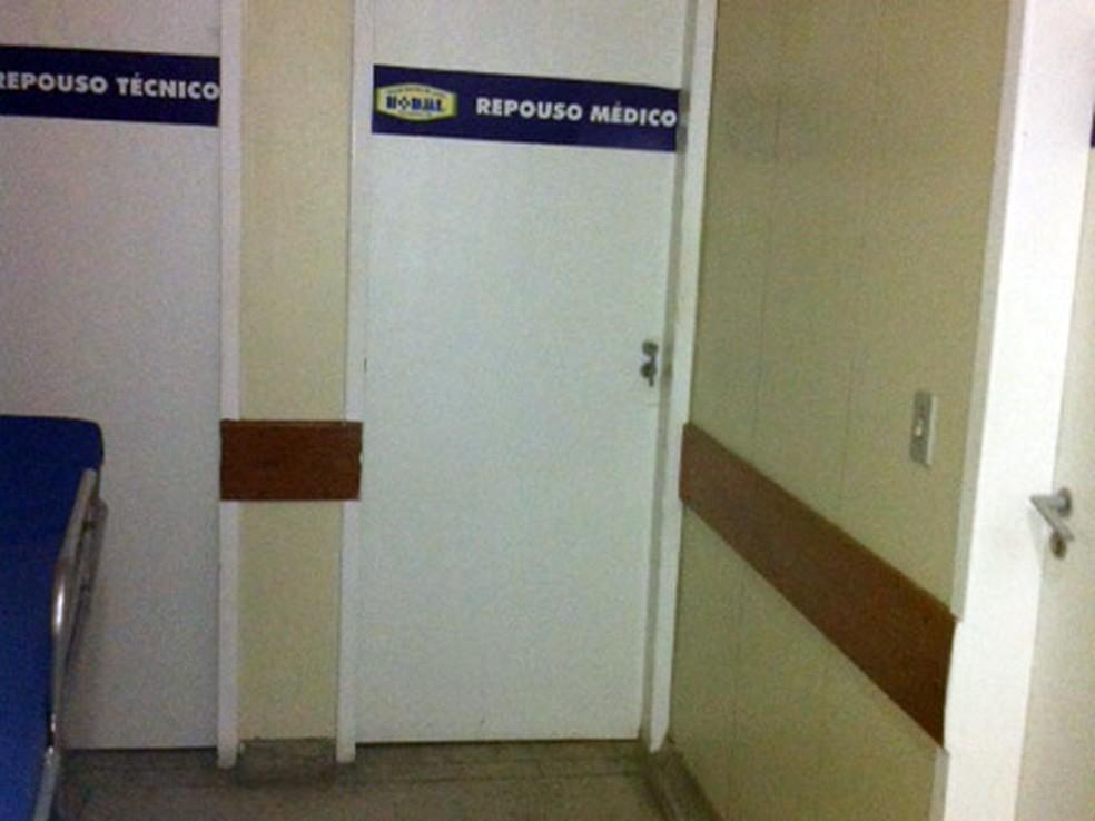 Médico é exonerado após dormir em plantão e não acordar para atender paciente mesmo depois de ter sido chamado 3 vezes em MT