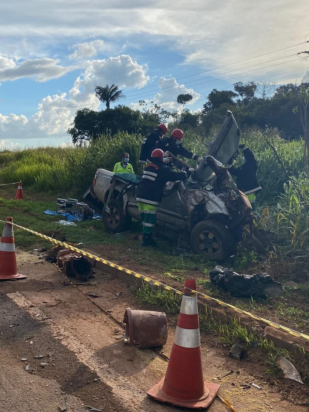 Motorista de caminhonete morre ao tentar fazer ultrapassagem e bater em caminhão na BR-163 em MT
