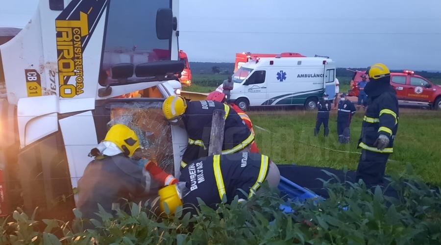 Motorista fica preso às ferragens após colisão entre caminhão e carreta em Rondonópolis