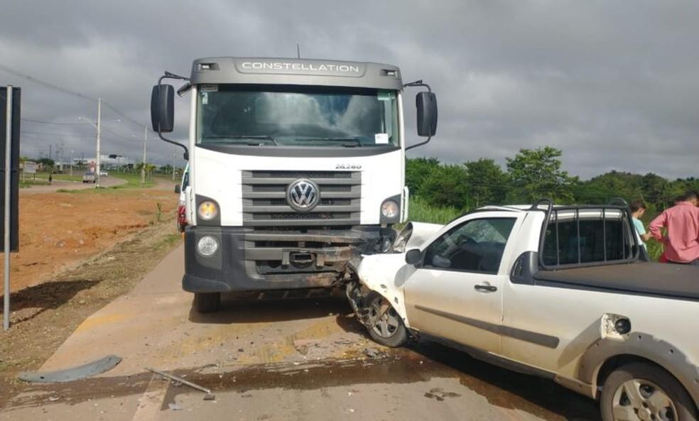 Mulher morre em acidente entre picape e duas carretas em MT