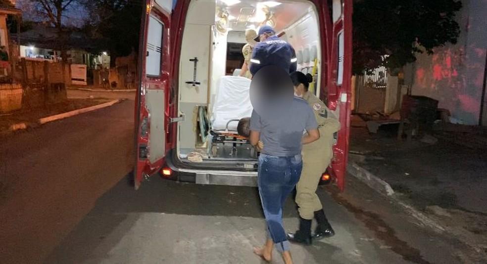 Pai tenta matar a mulher, erra e esfaqueia filho de 8 meses durante briga do casal em MT, diz polícia