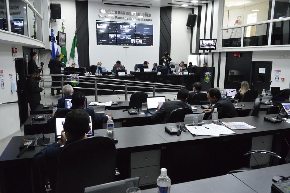 Prefeito sanciona lei que prevê pagamento de auxílio-transporte de até R$ 5 mil aos vereadores de Cuiabá