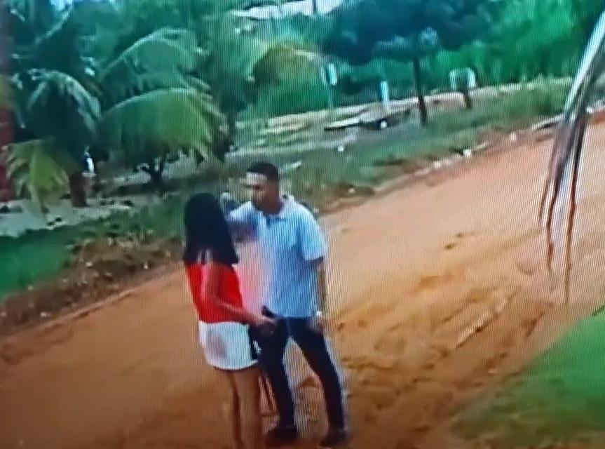 Soldado flagrado agredindo ex-namorada na rua é preso em MT