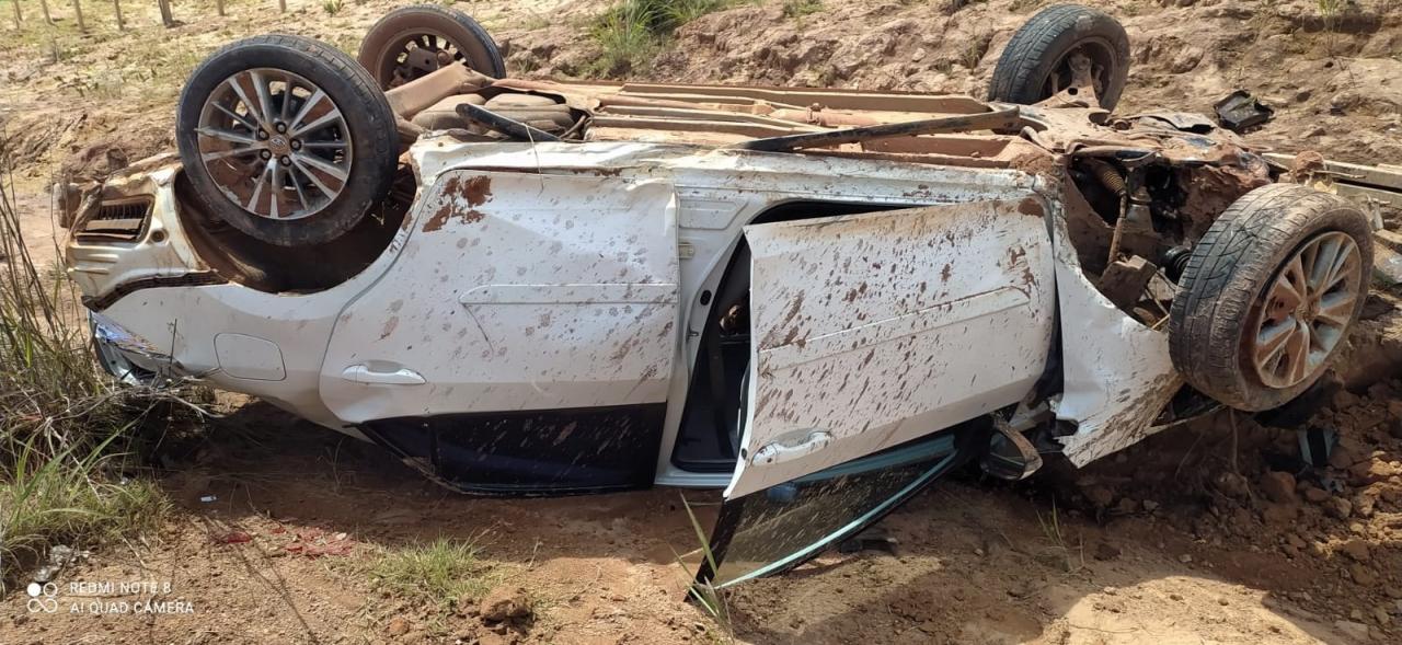 Veículo com placa de Nova Mutum capota após desviar de buraco na MT-020 próximo ao Posto Shalom