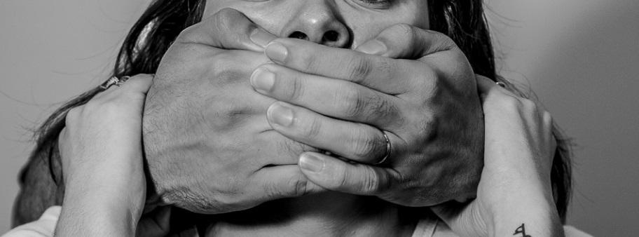 Adolescente é espancada pelo companheiro por três dias seguidos com filha recém-nascida no colo