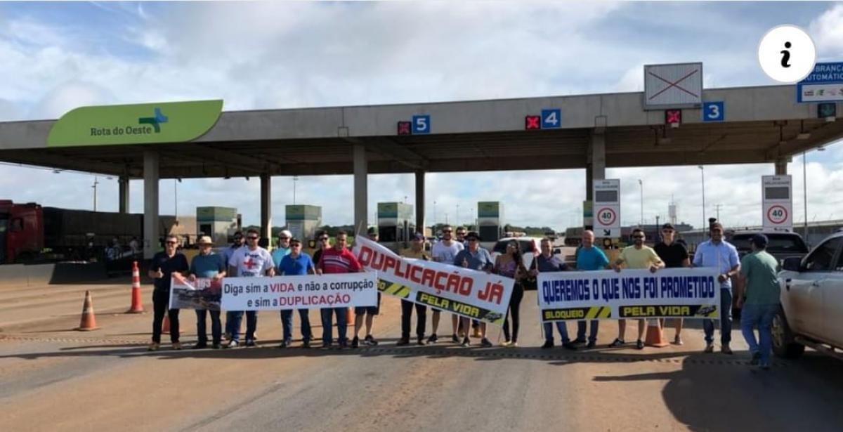 Caminhoneiros fazem bloqueio em trecho da BR-364 para cobrar melhorias na estrada