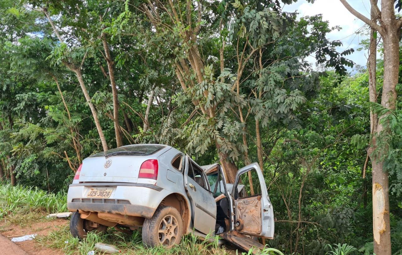 Carro fica totalmente destruído após colisão em Paranatinga