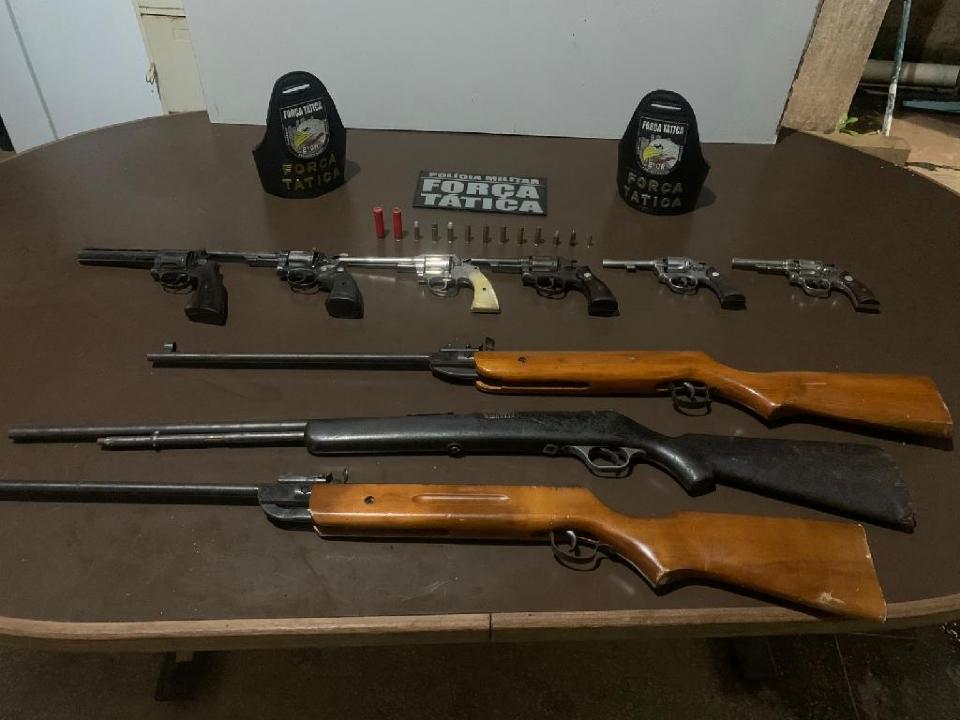 Força Tática apreende arsenal e prende cinco criminosos por porte e posse ilegal de arma