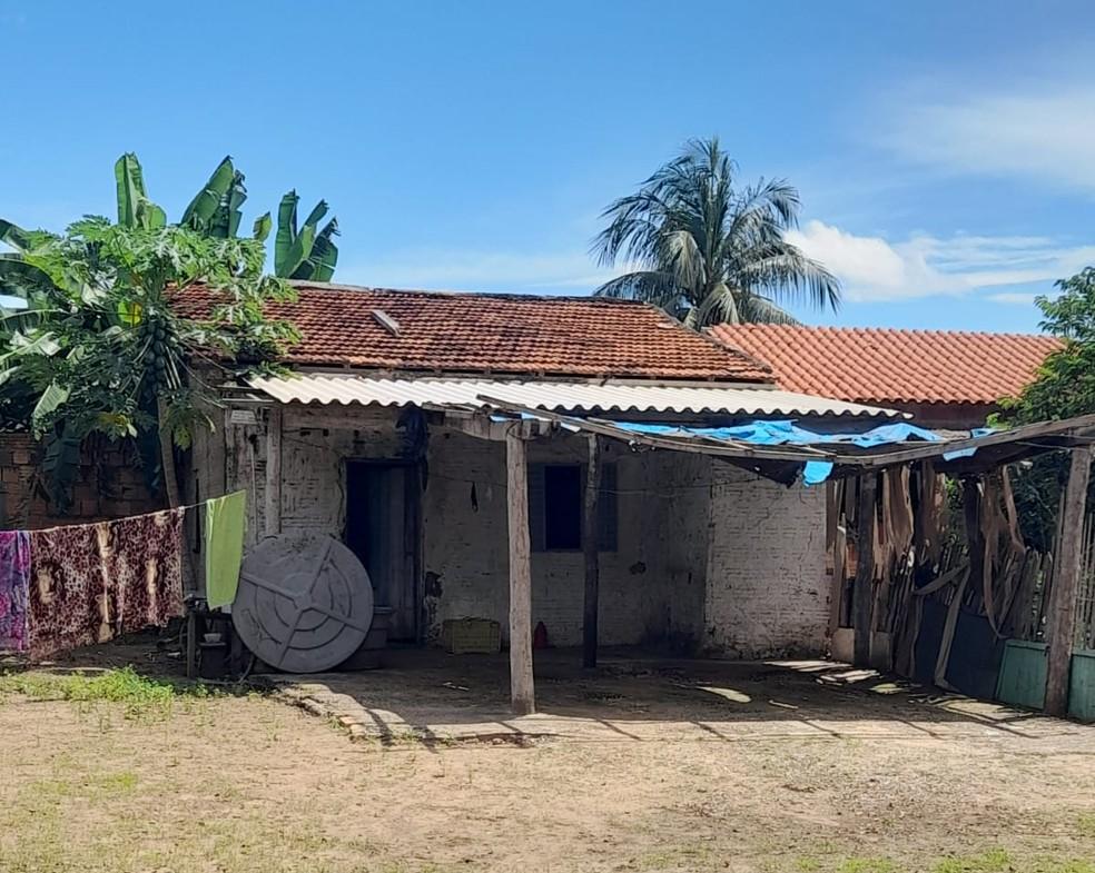 Homem é morto a facadas pelo namorado da ex ao levar alimentos para ela em casa em MT, diz polícia