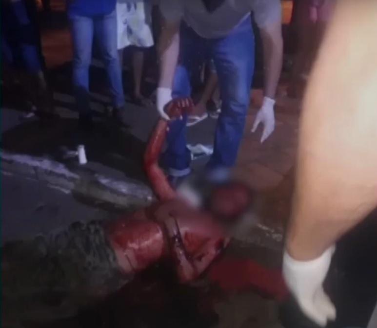 Homem leva mais de 20 facadas após briga em distribuidora em MT