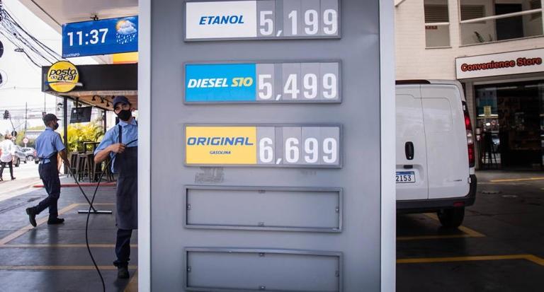 Medidas para conter o preço da gasolina podem ter o efeito contrário, dizem economistas