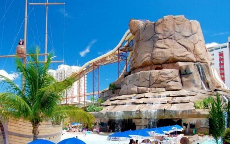 Menino de 8 anos morre após cair de toboágua de 15 metros em Goiás; parque aquático diz que brinquedo estava interditado