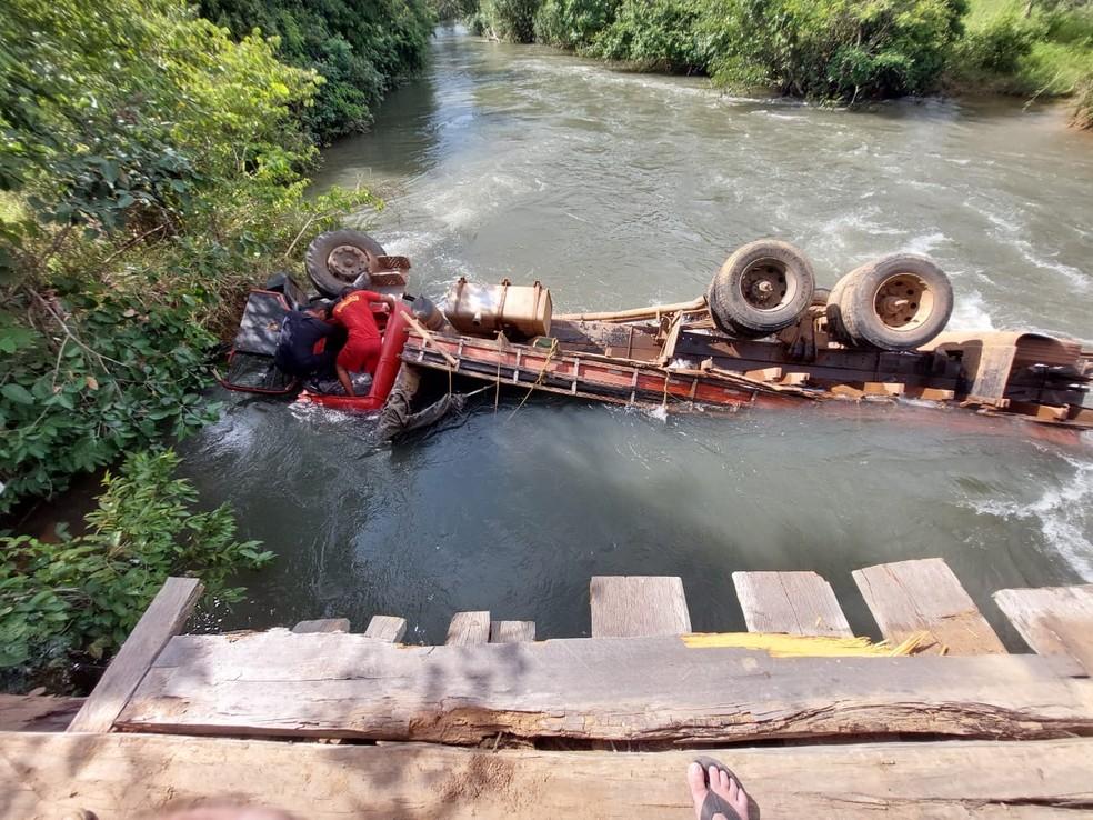 Motorista fica preso às ferragens e morre após caminhão cair de ponte em Mato Grosso