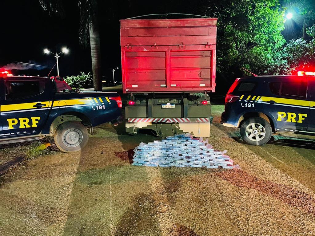 PRF apreende 108 tabletes de cocaína escondidos em viga de metal em caminhão