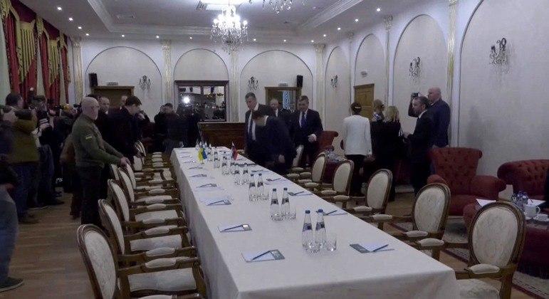 Ucranianos e russos se encontram em Belarus para tentativa de negociação