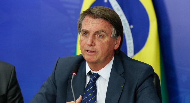 Bolsonaro sanciona projeto que fixa ICMS sobre combustíveis