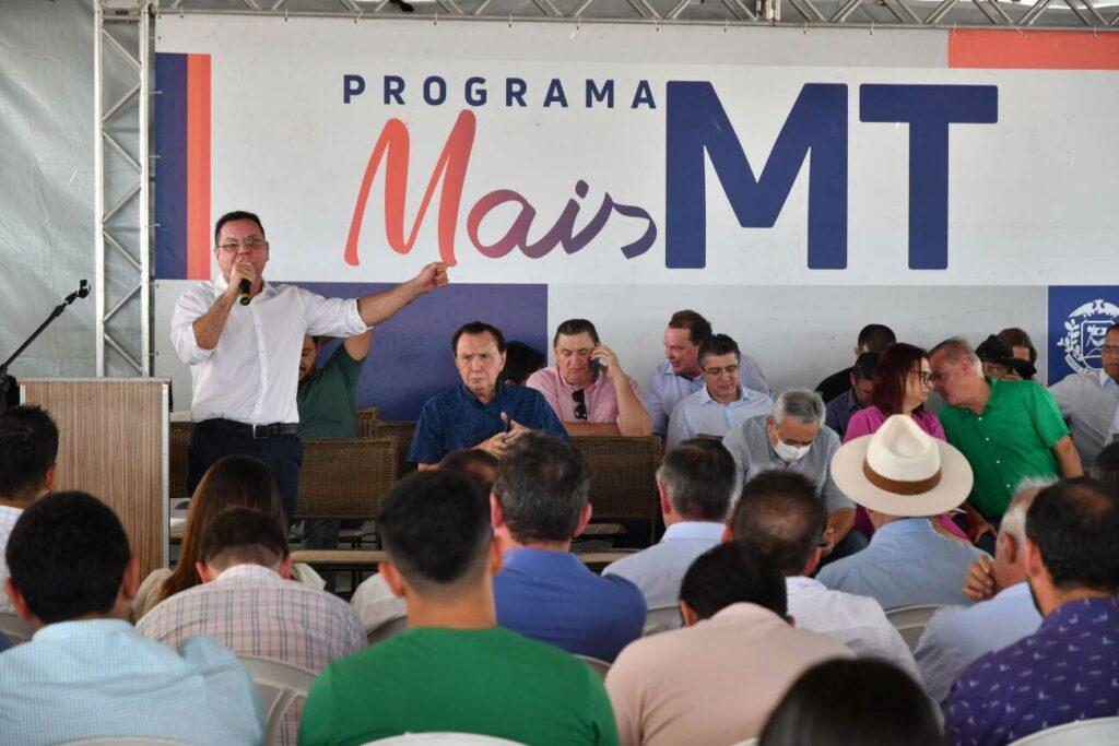 Botelho entrega máquinas e equipamentos para alavancar agricultura familiar e manutenção de estradas