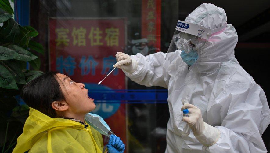 China decreta confinamento em grandes cidades e fecha fábricas por surto de covid-19