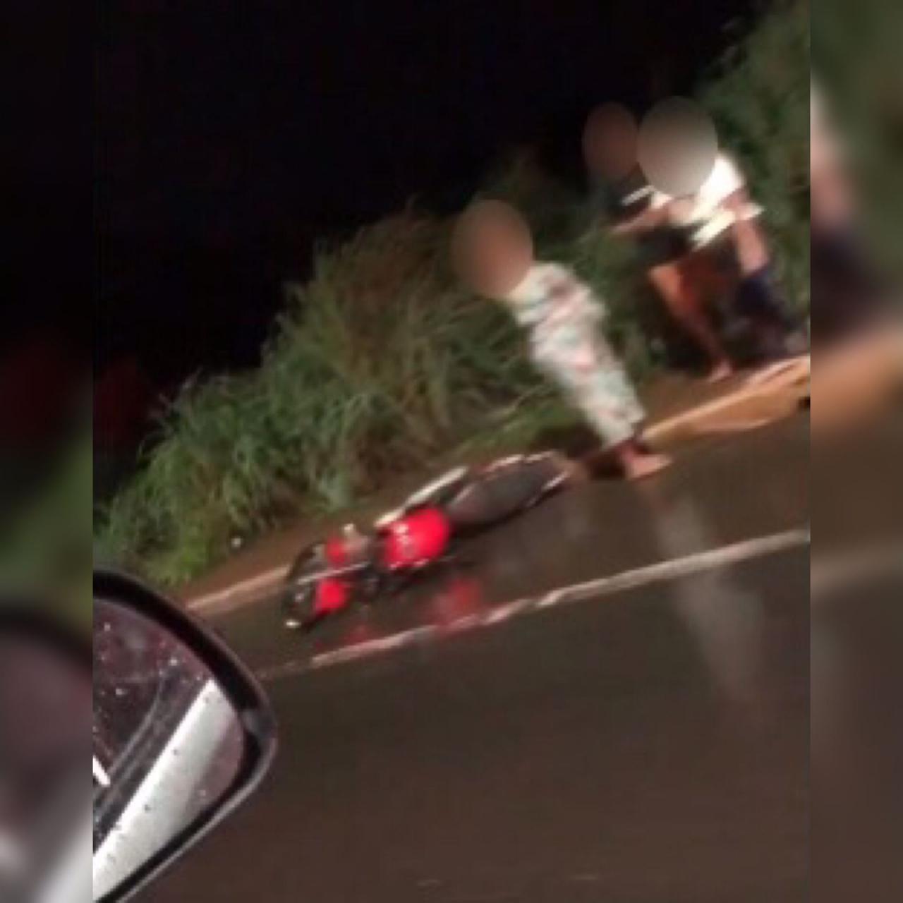 Ciclista de 14 anos morre atropelado por moto ao sair de campo de futebol em Várzea Grande