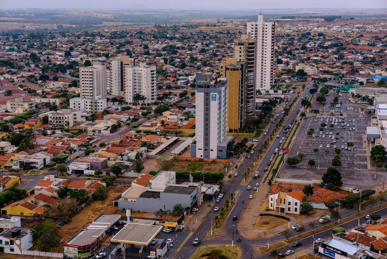 Criança de 11 anos é baleada durante tiroteio entre PMs e assaltantes em Rondonópolis