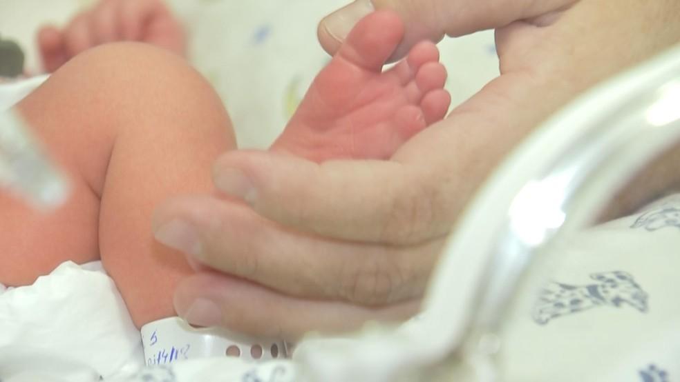 Enfermeira é detida por levar bebê de paciente para casa após o parto em MT; Entenda o caso