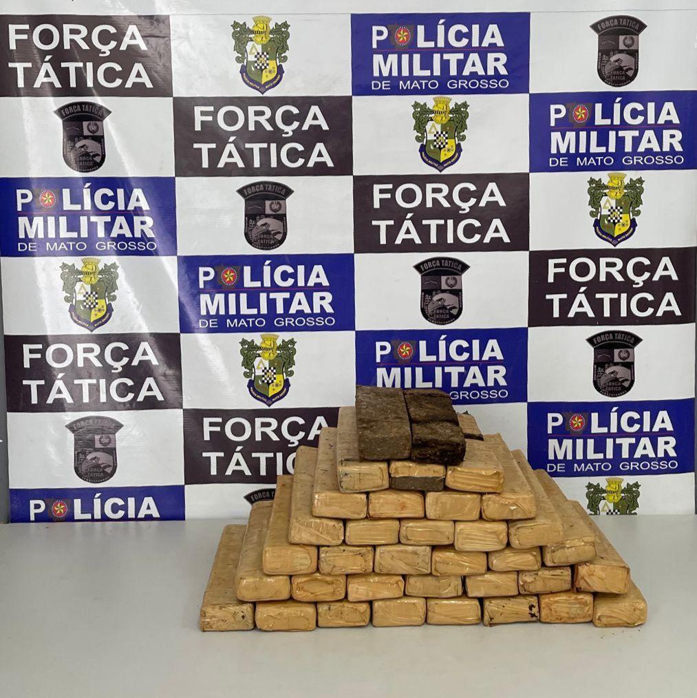 Força Tática descobre depósito de drogas e apreende 33 tabletes de maconha