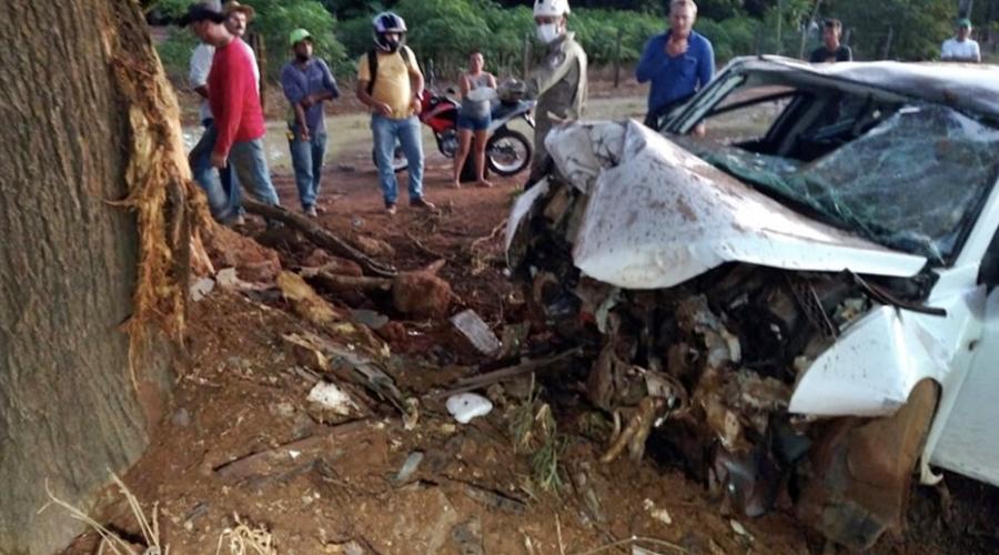 Motorista de 19 anos morre após perder controle de carro e bater em árvore