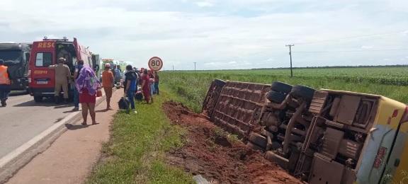 Ônibus com 28 pessoas tomba e cinco ficam feridas na BR-163 em MT