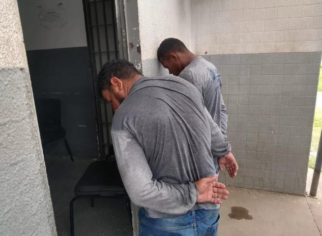 Polícia passa em frente a agência bancária durante assalto e prende dois ladrões em Cuiabá