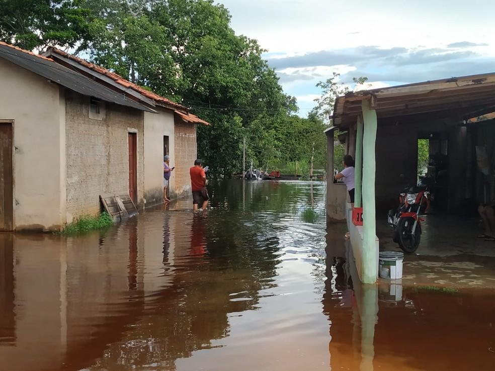 Sobe para 13 o número de municípios que decretaram emergência por causa das chuvas fortes em MT