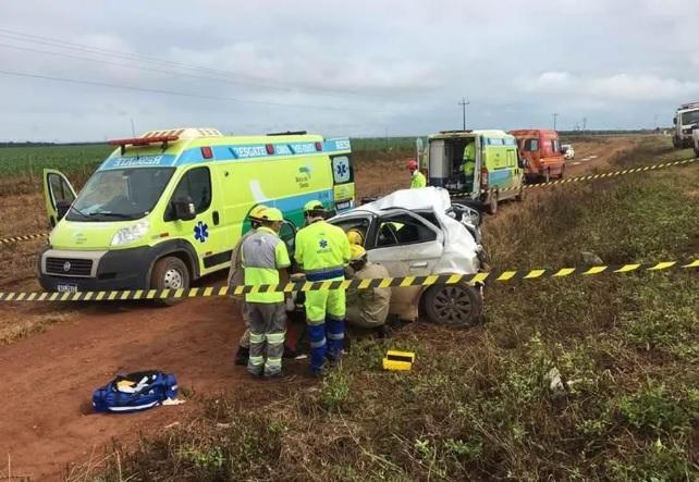 Uma pessoa morre e 3 ficam feridas em acidente entre carro e caminhão em Nova Mutum