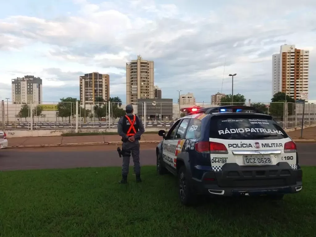 Após espancar mãe e empurrar vizinha, 