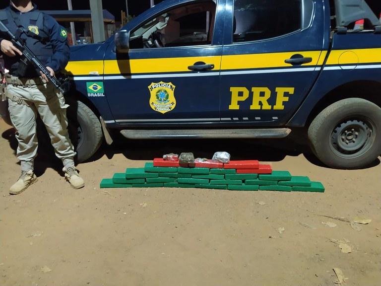 Durante fuga, homem abandona carro com drogas e mulher com filho no colo em Primavera do Leste