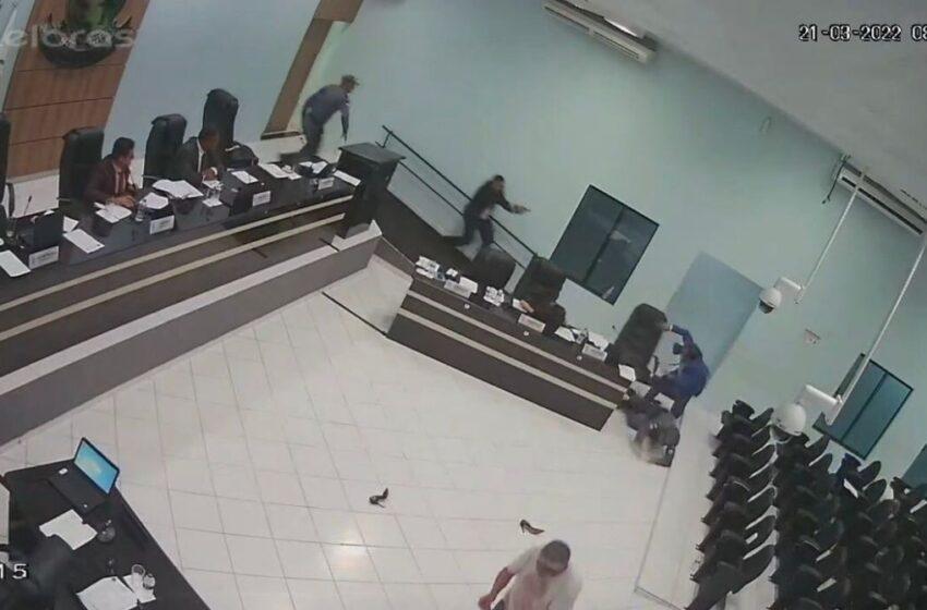 Justiça recebe a denúncia e torna réu vereador que sacou arma e apontou para colega durante sessão em MT