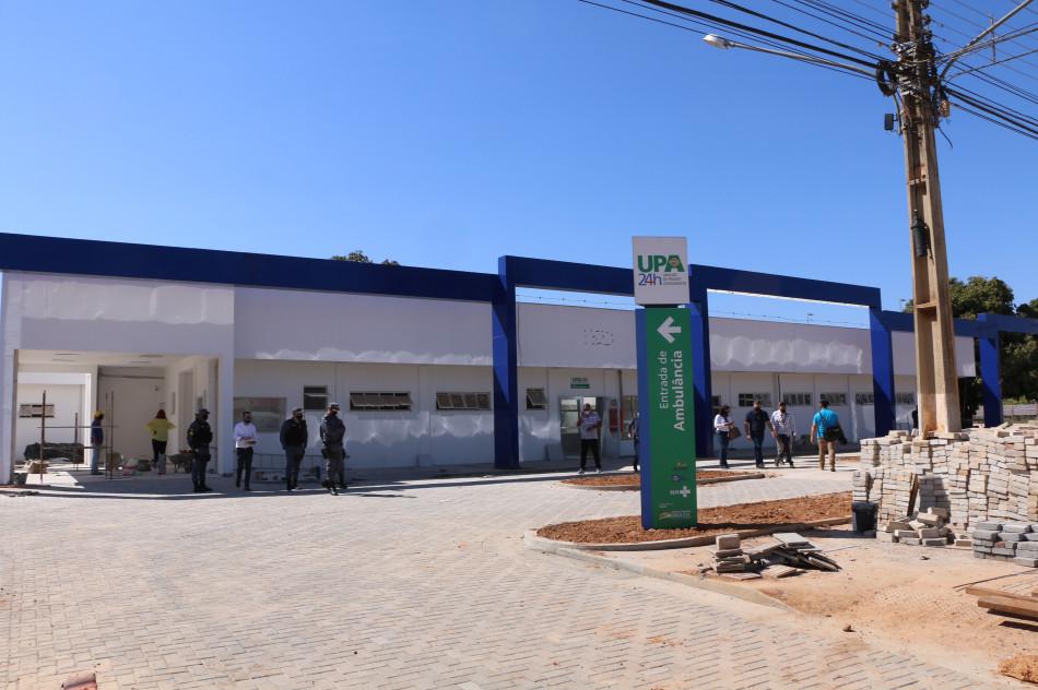 Mãe é presa após arremessar vidro contra a filha de 8 anos e causar corte profundo na criança em