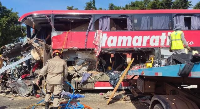 Acidente grave entre ônibus e carreta deixa 11 mortos na BR-163 em Sorriso