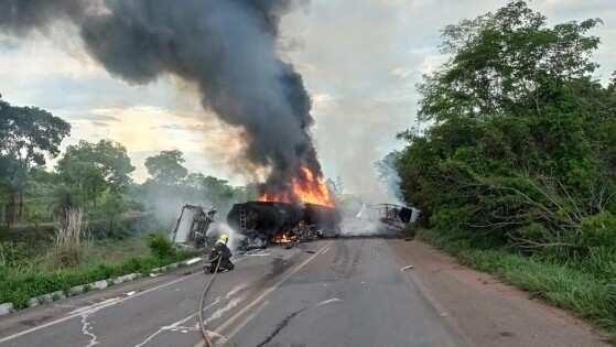 Carreta carregada com sal pega fogo na Serra de São Vicente em MT