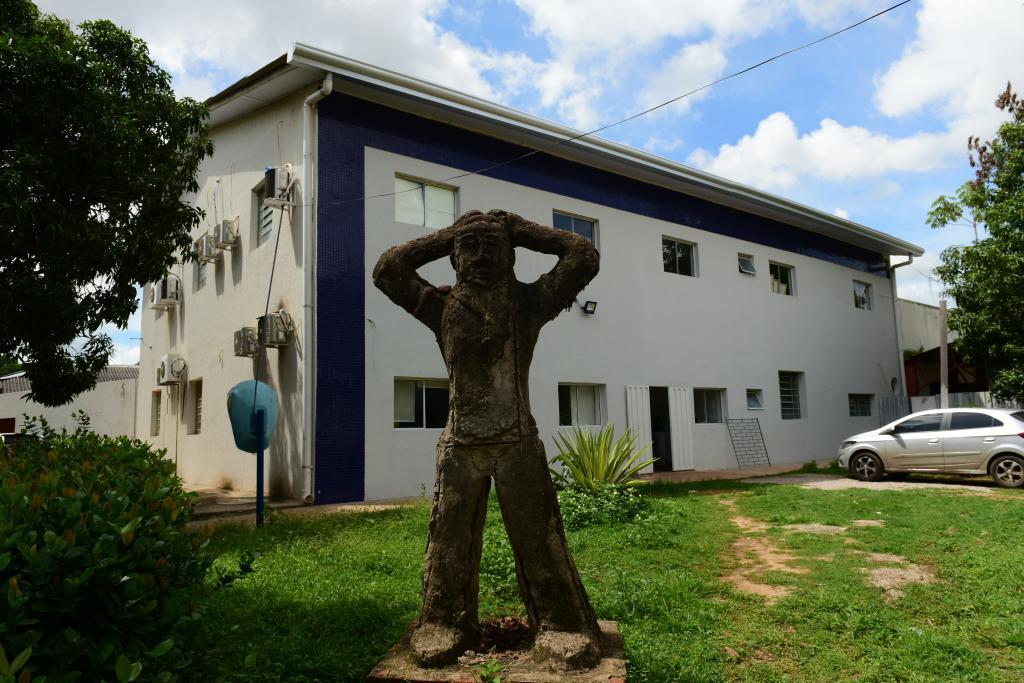 Defensor pede à Justiça que diretor do Adauto Botelho seja preso, caso se negue a internar doente mental