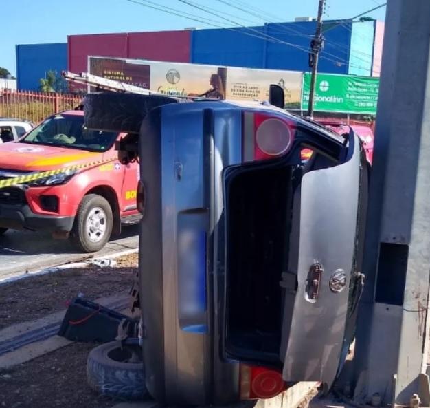 Dois jovens morrem após carro bater em canteiro do VLT e tombar em Várzea Grande (MT)