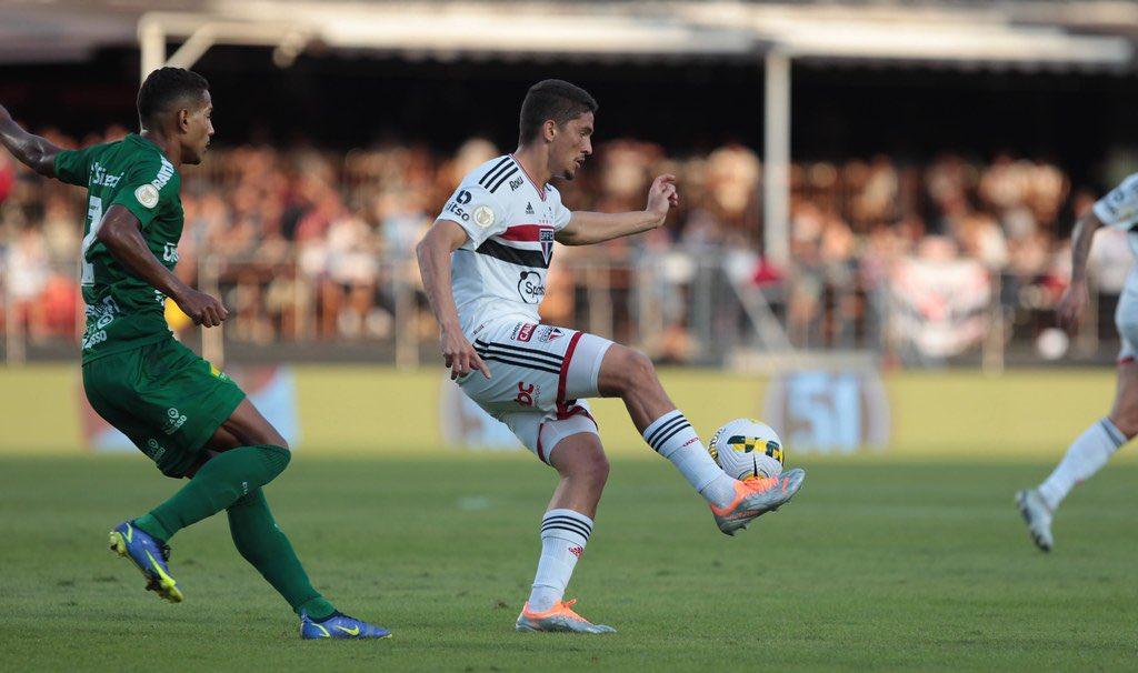 Em jogo polêmico, São Paulo vence o Cuiabá de virada no Morumbi